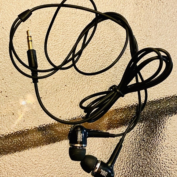 JBL In Earbud Headphones With In-line Mic - Picture 5 of 6